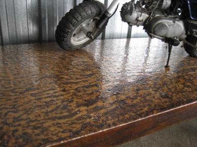 Table Acier finition résine teintée